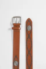Cinturón de cuero sintético color marrón, con diseño de tachas metálicas pequeñas formando patrones geométricos y apliques metálicos circulares grabados. Incluye hebilla metálica de estilo clásico.