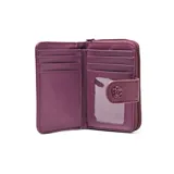 Billetera de tamaño mediano confeccionada en material símil cuero con textura granulada. Presenta un cierre principal, solapa frontal con broche a presión decorado con una flor en relieve y el logo de la marca XL aplicado en el centro.