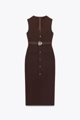 Vestido midi marrón oscuro, sin mangas, con cuello redondo y cierre frontal de botones decorativos. Presenta bolsillos de parche en la cadera y un cinturón elástico a tono con hebilla circular plateada y pedrería.