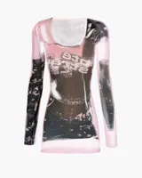 Remera manga larga ajustada con cuello redondo, de diseño estampado con efecto desteñido en tonos rosado, negro y blanco.