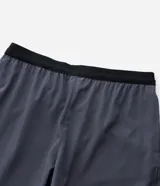 Bermuda masculina Get Over confeccionada en tejido tecnológico de poliéster y elastano, de color gris oscuro, con calce regular, cintura elástica con cordón ajustable y bolsillos laterales.