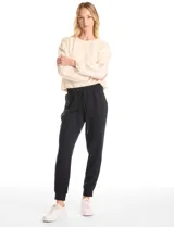 Jogger deportivo de corte holgado, con cintura elástica y lazo de ajuste, bolsillos laterales y puños elásticos en los tobillos.
