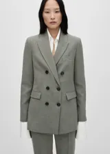 Blazer de corte recto y diseño cruzado, confeccionado en tejido mezcla de lana. Presenta cuello con solapas de muesca, cierre frontal con botones, bolsillo de ribete en el pecho y dos bolsillos laterales con solapa.