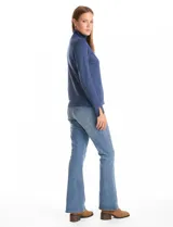 Polera de cuello alto confeccionada en tejido de punto fino, con mangas largas y detalle de tajo en los puños.