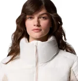 Campera puffer con aislamiento sintético, combinando paneles de tela técnica blanca con detalles en tejido tipo sherpa color beige. Presenta cuello alto, cierre frontal completo, bolsillos laterales con cierre y puños elásticos.