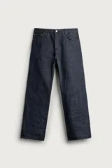 Jeans slim straight fit confeccionados en denim de algodón de origen italiano. Presentan un diseño de cinco bolsillos, tiro bajo, pierna recta y cierre frontal de botonadura.