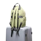 Mochila verde de tela con doble cierre, forro interior textil, compartimento para notebook pequeña y bolsillo externo con solapa.