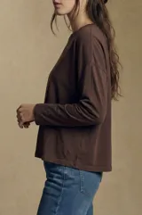Remera de manga larga con calce oversize, confeccionada en algodón lavado con textura irregular y acabado suave.