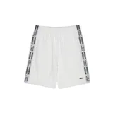 Short deportivo Lacoste color blanco, con cintura elástica y bandas laterales con estampado de la marca. Incluye el logo del cocodrilo bordado en la parte inferior derecha.
