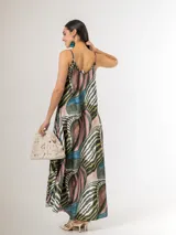 Vestido largo de satén italiano con estampado geométrico multicolor, tirantes finos y corte amplio de caída fluida.