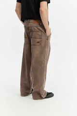 Jean super baggy de corte extra amplio y tiro medio, en color celeste claro con lavado clásico. Confeccionado en 100% algodón.
