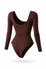 Body de manga larga en color negro, con escote cuadrado amplio y ajuste al cuerpo.