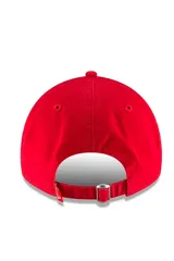 Gorro con visera curva New Era modelo 9TWENTY, color rojo, con el logotipo bordado en relieve de los Boston Red Sox en el frente en color azul marino con contorno blanco.