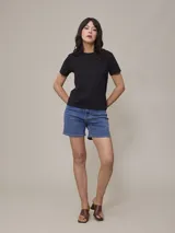 Remera blanca de algodón con cuello redondo y logo pequeño bordado en el pecho.