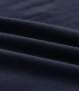 Conjunto de pijama masculino compuesto por una remera de cuello redondo y manga corta con estampa localizada de carpincho, y una bermuda con cintura elástica y estampado de carpinchos en repetición.