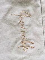 Bombacha de campo de gabardina en color azul marino, con diseño de pinzas en la cintura. Presenta un bordado de un sol en la parte superior y la palabra 'Invencible' bordada en el lateral de la pierna. Incluye puños ajustables con botones en el ruedo.