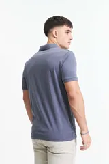Remera polo azul con logo estampado en el pecho, corte regular y cuello clásico.