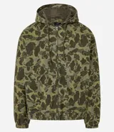 Campera con capucha y cierre frontal, confeccionada en sarga con estampado camuflado. Tiene manga larga con sisa desplazada, puños ajustados, bolsillo canguro y bajo con elástico.