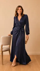Vestido largo de satén de seda natural en color azul marino, con escote en V cruzado, mangas largas abullonadas con puños elásticos y falda cruzada con abertura frontal y lazo para ajustar en la cintura.