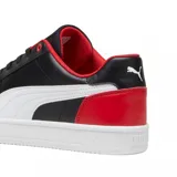 Championes Puma modelo Caven 2.0 edición Ferrari, de diseño urbano con exterior en cuero sintético negro, franja lateral blanca y detalles en rojo en el talón y el interior. Presenta el logo de Ferrari en la lengüeta y suela de goma blanca.