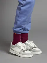 Pack de tres pares de medias acanaladas de largo medio en color crema, borgoña y verde claro. Cada par tiene un pequeño logo de la marca en el tobillo.