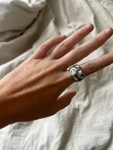 Anillo plateado tipo chunky con diseño irregular.