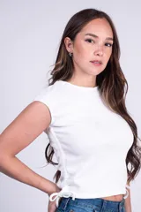 Remera entallada blanca de manga corta y cuello redondo, confeccionada en tejido rib con detalles de tiras ajustables fruncidas en los costados.
