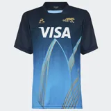 Camiseta de rugby Le Coq Sportif de Los Pumas, modelo Pre Match Fan 202, color azul con diseño sublimado de laureles. Incluye logo de Le Coq Sportif y escudo de Los Pumas termotransferibles, y sponsor Visa estampado en el frente.