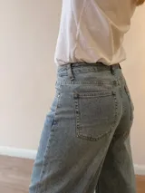 Pantalón de jean wide leg, tiro medio-alto, color celeste con lavado vintage, corte amplio y dobladillo ancho fijo en los tobillos.