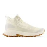 Championes de trekking New Balance Fresh Foam X Hierro Mid, color crema con suela marrón.