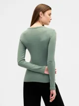 Remera de manga larga confeccionada en tejido rib, con cuello redondo y ajuste al cuerpo.