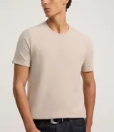 Remera de corte slim confeccionada en algodón acanalado, con cuello redondo y mangas cortas. Presenta un diseño básico y versátil con textura de rayas en relieve.