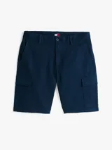 Pantalón corto tipo cargo de corte slim, confeccionado en algodón elástico. Presenta cierre de cremallera con botón, bolsillos laterales tipo cargo, bolsillos laterales ribeteados y bolsillos traseros de ojal. Incluye parche con logo de Tommy Jeans en la parte trasera.