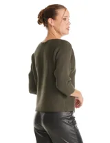 Buzo de silueta relajada confeccionado en tejido acanalado premium con caída fluida. Presenta cuello redondo, mangas tres cuartos estilo japonés y diseño liso.