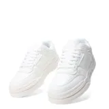 Championes urbanos de diseño moderno, combinando paneles en color beige y blanco. Presentan una silueta robusta con suela de plataforma en tono crema y base de goma, cordones al tono y detalle de textura perforada en los laterales.