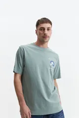 Remera verde con cuello redondo y estampado en el pecho.