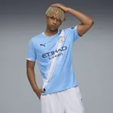Camiseta de fútbol Puma del Manchester City, modelo Home Jersey. Diseño en color celeste con detalles en blanco en los laterales y cuello, incluyendo el escudo del club y el logo de la marca en el frente.