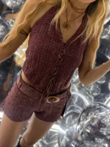 Top tejido color vino tinto con hilo metálico dorado, estilo halter con escote pronunciado y cordones entrelazados en el frente. La espalda es abierta.