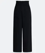 Pantalón pantacourt color beige, con cintura elástica y bolsillos cuadrados aplicados.