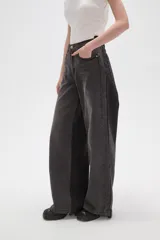 Pantalon de jean de corte ancho y tiro alto, color gris oscuro con efecto lavado.