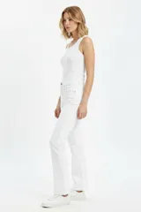 Pantalón jean blanco de corte oxford, tiro alto, con bolsillos delanteros y traseros.