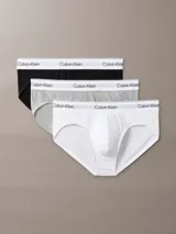Pack de tres slips Calvin Klein confeccionados en mezcla de algodón elástico. Presentan cintura elástica con el logo de la marca estampado y diseño con bolsillo de soporte frontal. El set incluye un slip negro, uno gris melange y uno blanco.