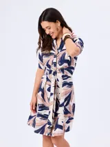 Vestido midi con estampado abstracto de hojas en tonos azul marino y beige, cuello en V con solapa, mangas cortas y lazo ajustable en la cintura.