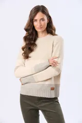 Buzo tejido de abrigo con cuello redondo y diseño a rayas horizontales en tonos suaves de beige y gris.