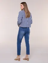 Camisa crop de manga larga con diseño de rayas verticales verdes y blancas, cuello camisero clásico y cierre frontal de botones.