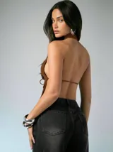 Top marrón con cuello halter y espalda descubierta, que se ata en la cintura.