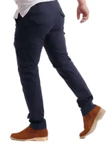 Pantalón cargo azul marino de corte recto, con bolsillos laterales y traseros con solapa.