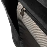 Bandolera de cuero negro con cierre de solapa y herraje metálico plateado en el frente. Cuenta con correa ajustable.