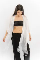 Ruana abierta de tejido lurex plateado con acabado brillante, diseño ligero y terminaciones con flecos en los bordes.