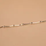 Pulsera semirrígida de plata 925, compuesta por una cadena fina con pequeñas esferas intercaladas a lo largo de toda la pieza.